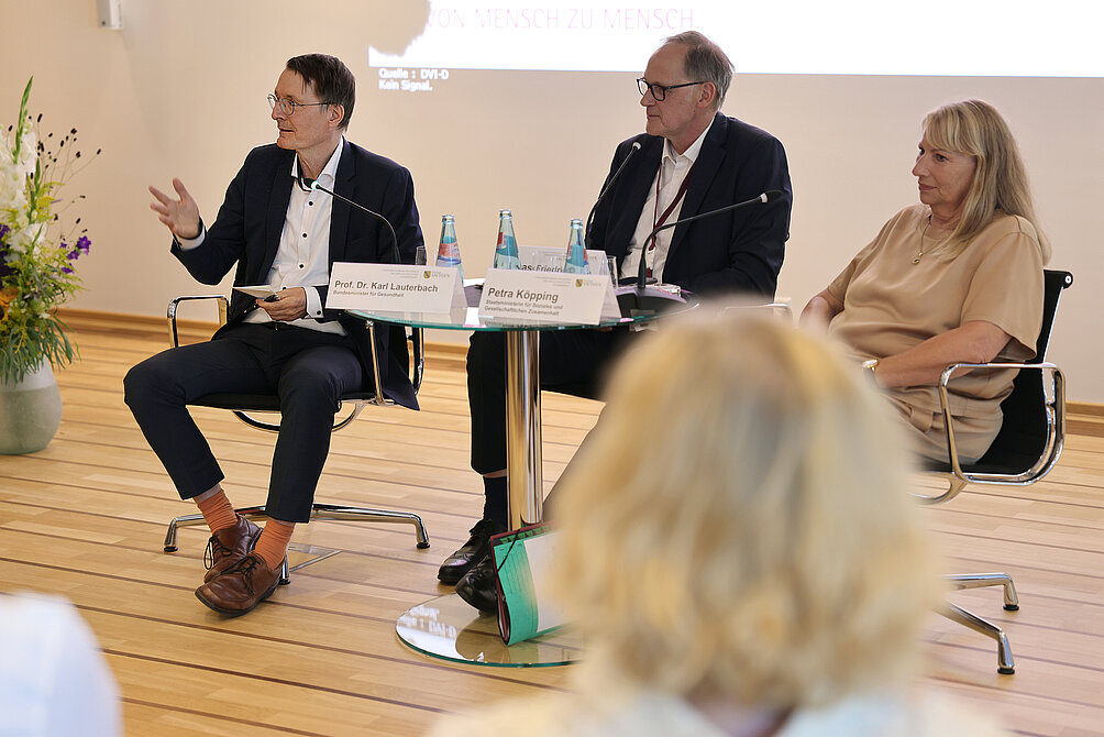 Diskussionsrunde auf dem Podium