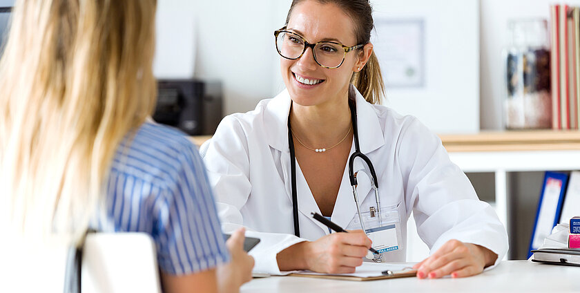 Female doctor explaining diagnosis to her patient.