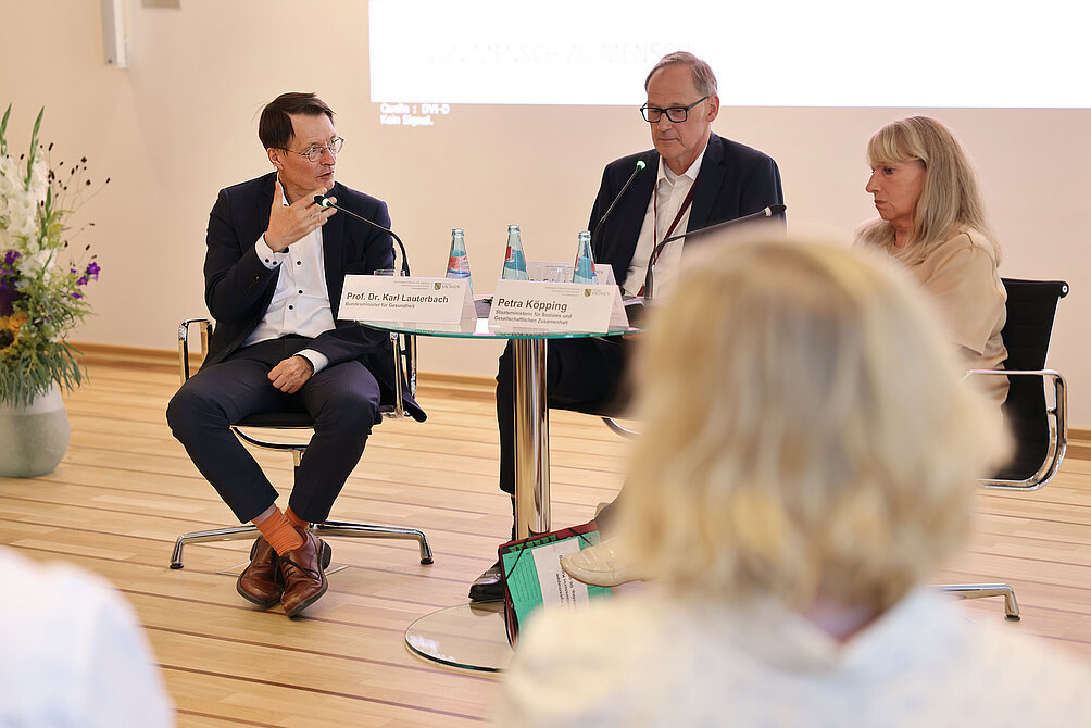 Diskussionsrunde auf dem Podium