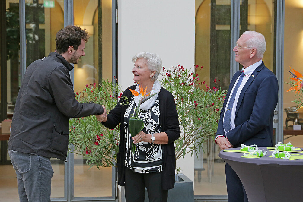 Dr. Sylvia Krug und Dr. Klaus Heckemann beglückwünschten jeden Absolventen und überreichten unter anderem die Arztstempel