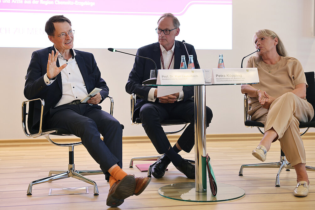 Diskussionsrunde auf dem Podium